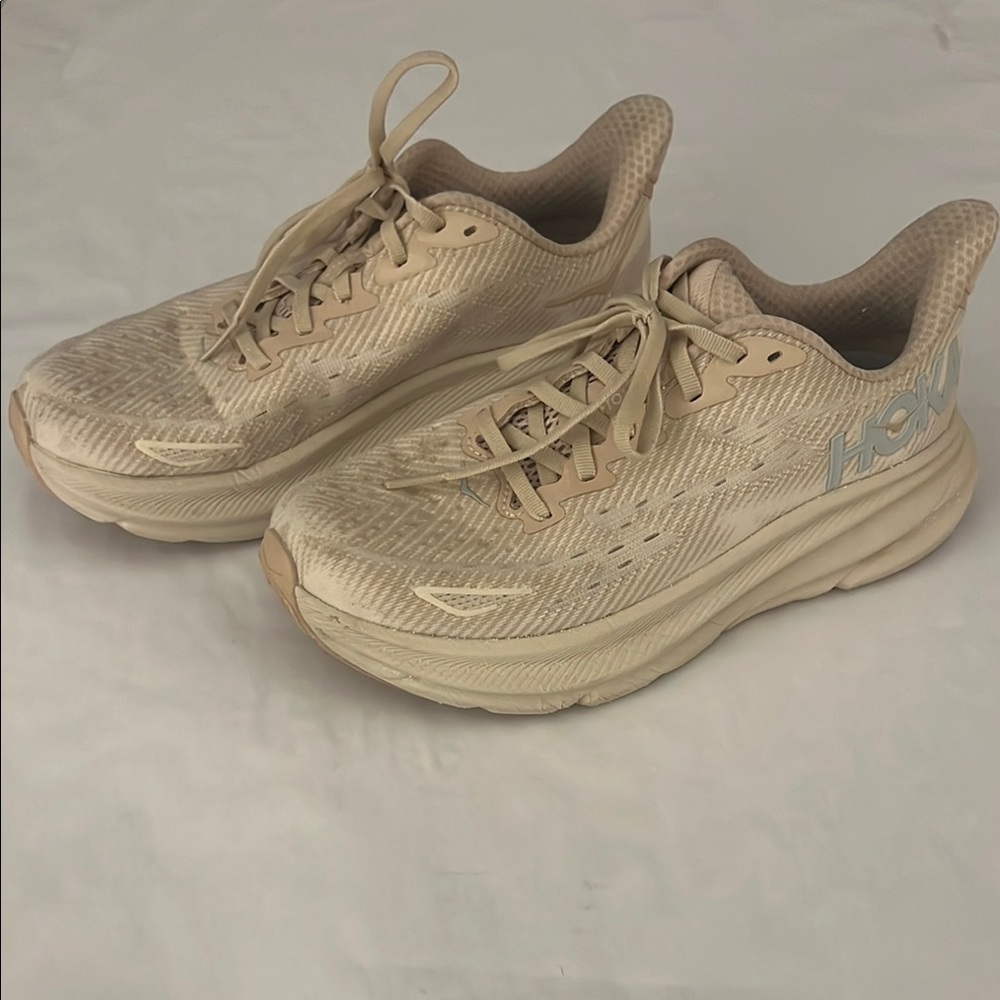 Hoka Clifton 9 in light tan